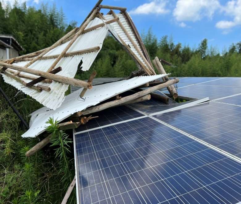 台風被害：パネル破損状況1