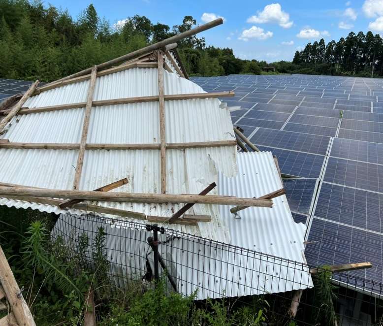 台風被害：フェンス倒壊